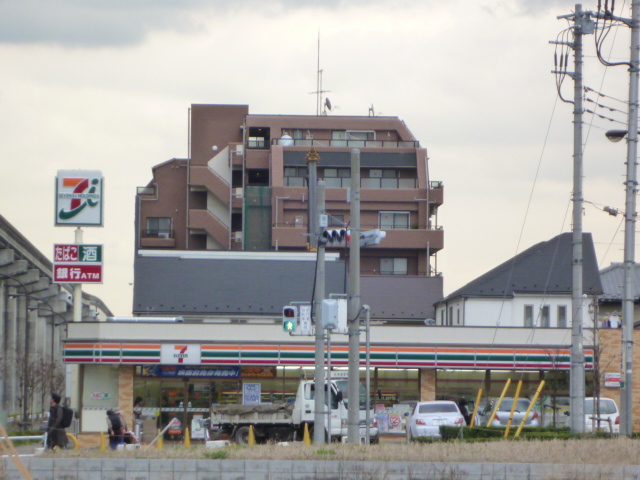 Convenience store. 475m to Seven-Eleven (convenience store)