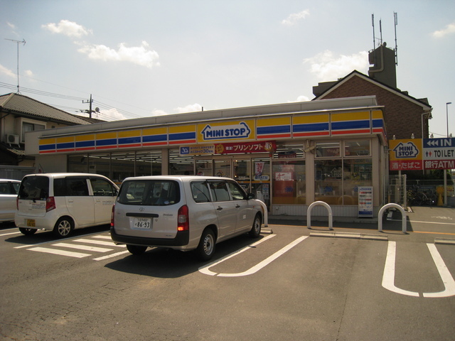 Convenience store. MINISTOP up (convenience store) 117m