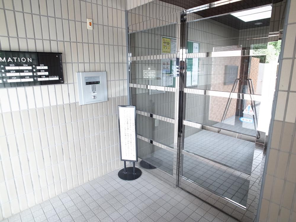 Entrance. Common areas