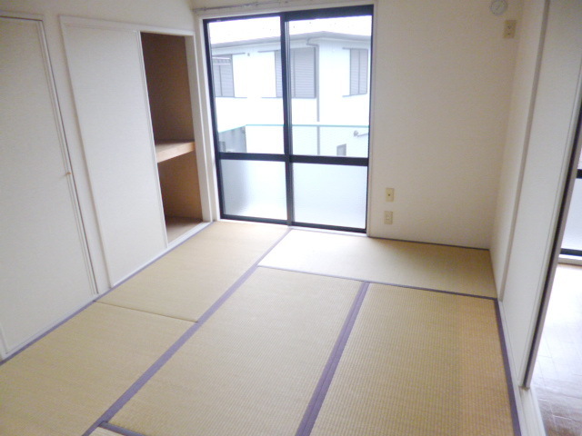 Other room space. Good smell of tatami