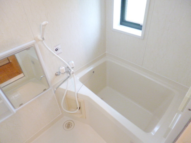 Bath. Windowed bathroom