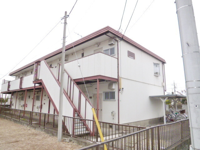 Building appearance. It is a quiet residential area