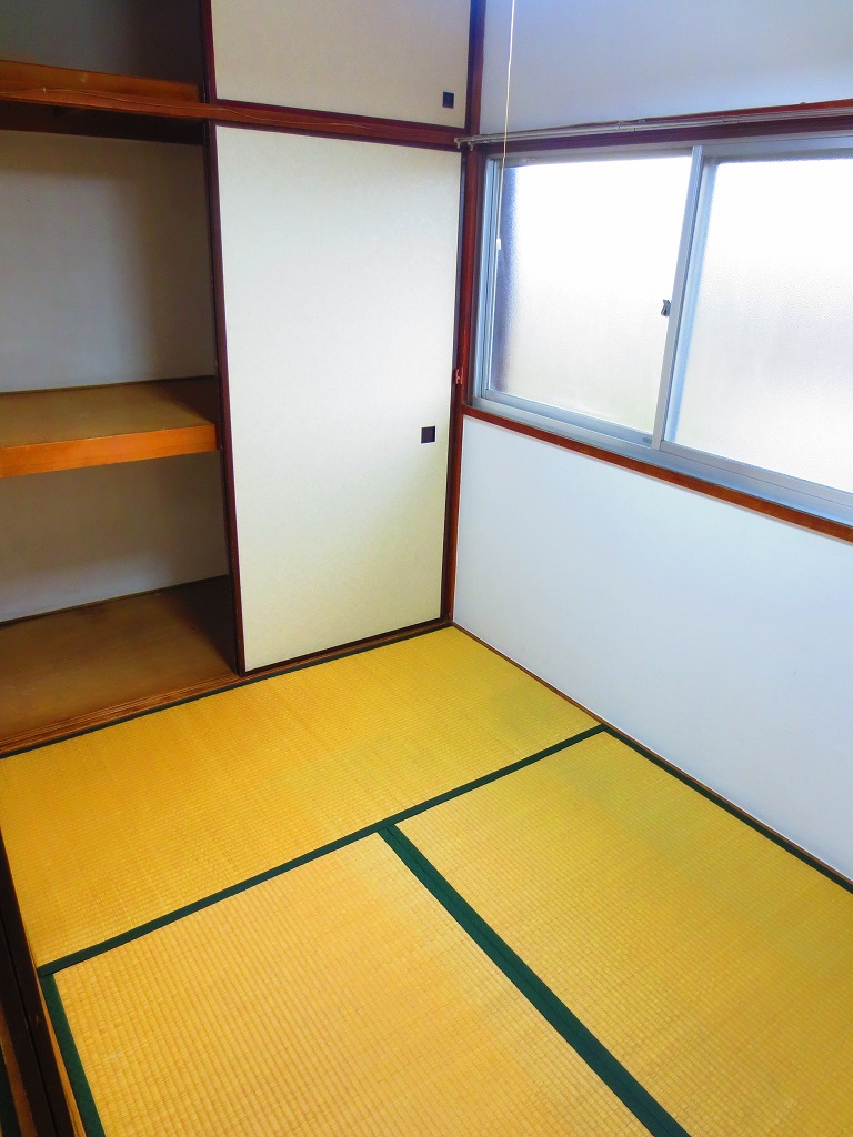 Living and room. The north side is a Japanese-style room with a closet of 1 minute between the ☆