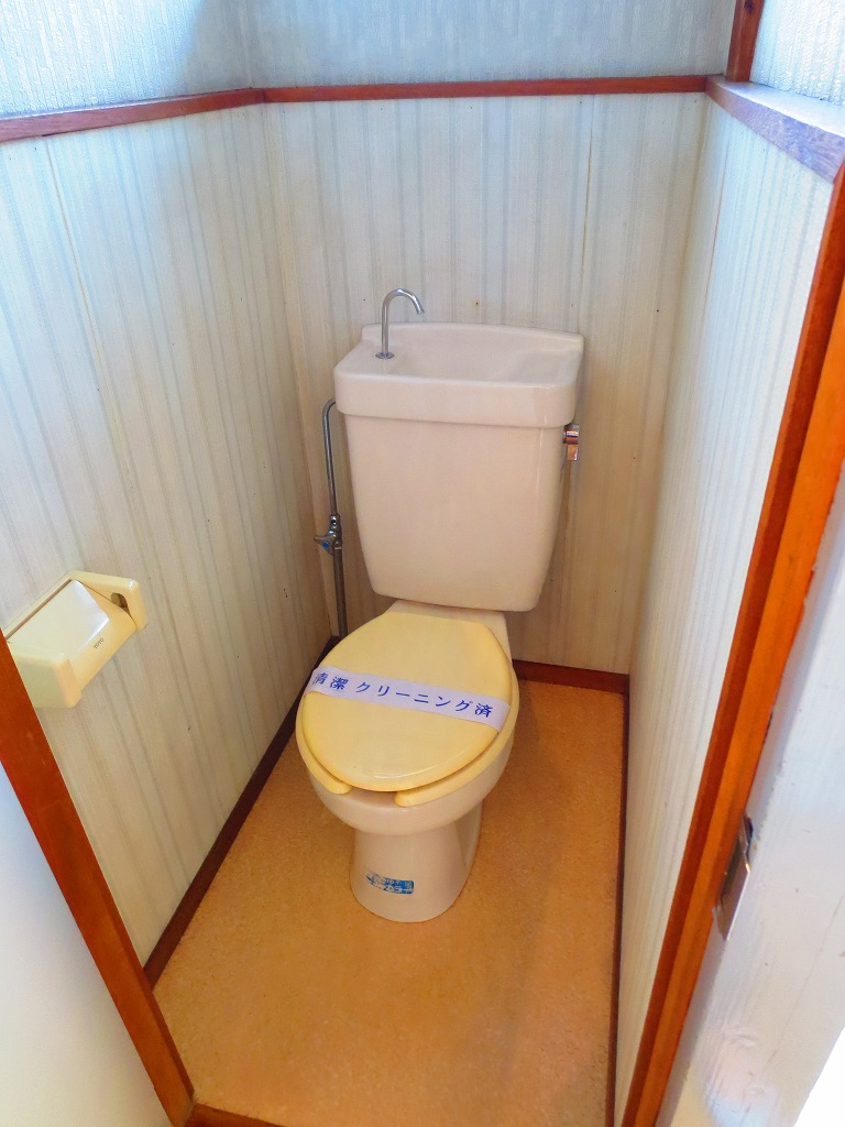 Toilet. It is a bright room because there is a window ☆