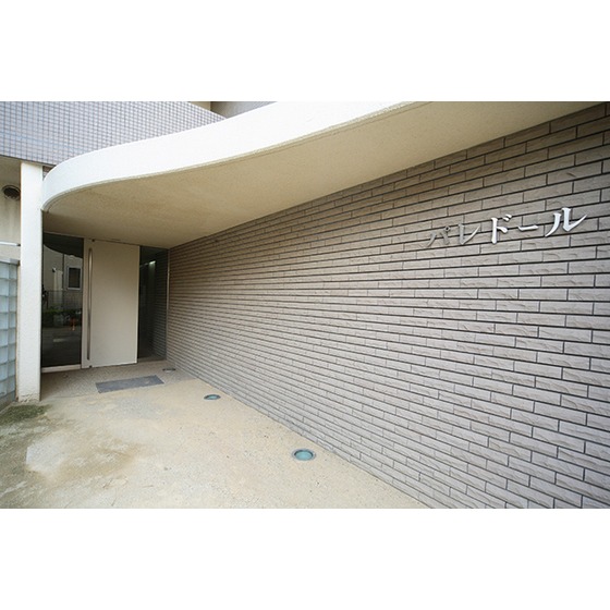 Entrance. Indoor corridor surrounded by a white wall