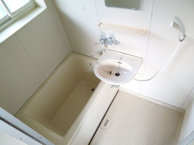 Bath.  ☆ Bright bathroom of with ventilation window ☆