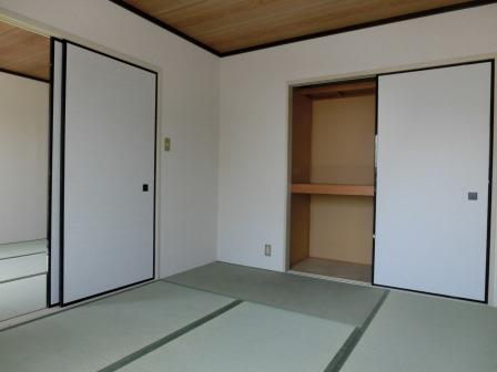 Living and room. There is a closet in the east Japanese-style room