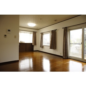 Living and room.  [LDK12.5 Pledge]   ※ Curtain is leaving product.