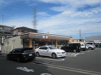 Convenience store. 230m to Seven-Eleven (convenience store)