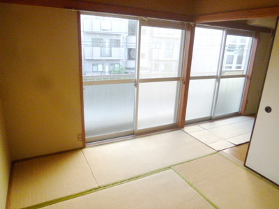 Other room space. Large windows bright Japanese-style room