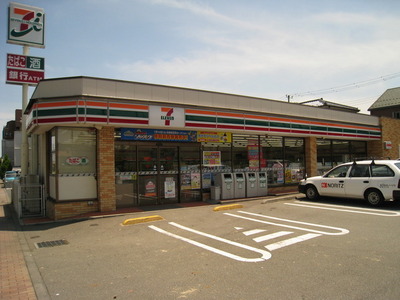 Convenience store. 700m to Seven-Eleven (convenience store)