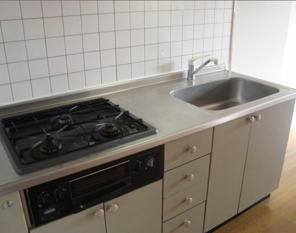Kitchen. Convenient kitchen with a 3-neck gas stove