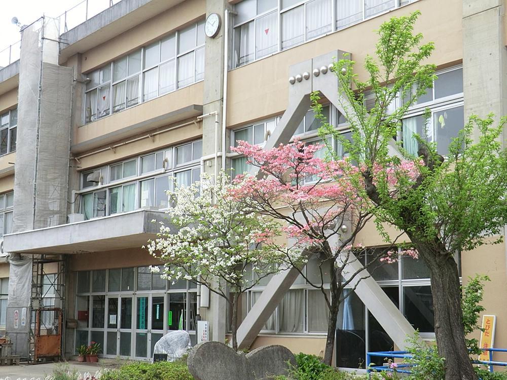 Junior high school. 904m to Hino City Nanami junior high school