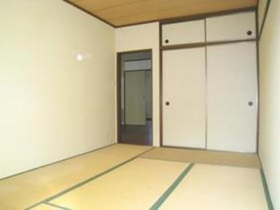 Living and room. I Japanese-style room is also bright