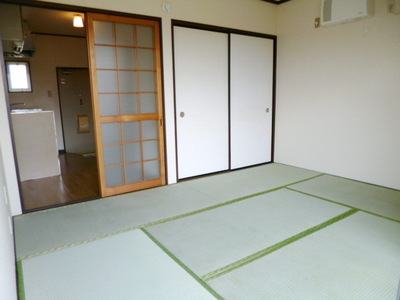 Other room space. Bright Japanese-style room 6 quires