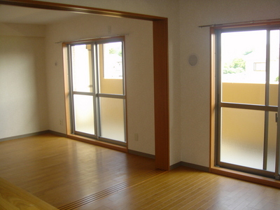 Living and room. Since there is no step between the LDK and the Western-style it can also be used as a 1LDK!