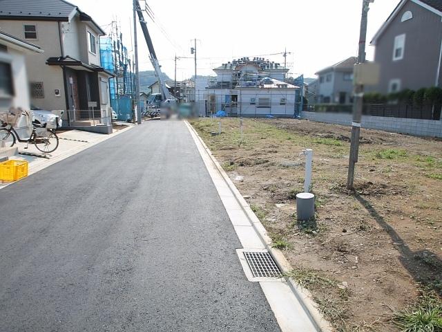 Local photos, including front road. Hino Nishihirayama 1-chome, site landscape Vacant lot