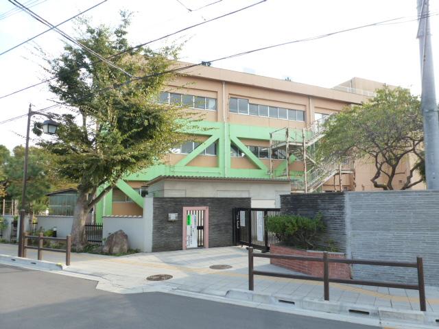 Primary school. 1600m to Hino Municipal Hino first elementary school