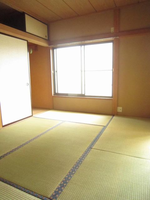 Living and room. Japanese-style room with a closet into a lot