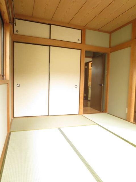 Living and room. Japanese-style room A bright room with two-sided lighting