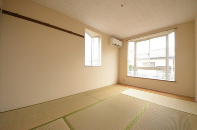 Living and room.  ☆ There is no left-hand bay windows in this room ☆