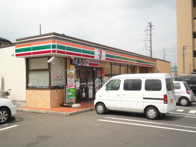 Convenience store. 984m to Seven-Eleven (convenience store)