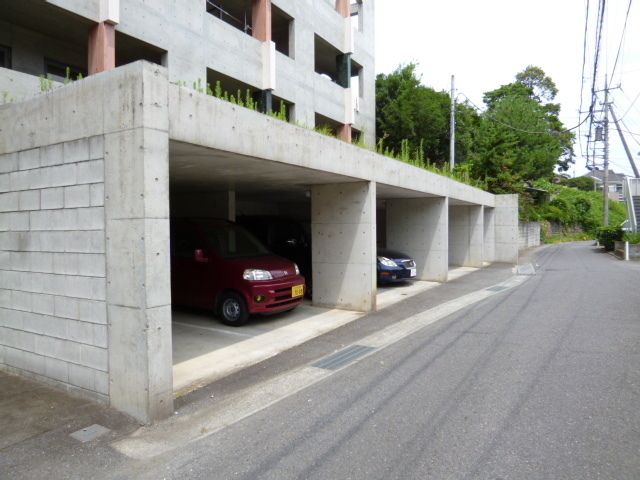 Parking lot. 1F parking