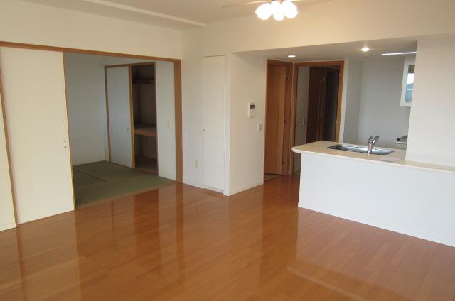 Living. Japanese-style room also flat floor continuous with the living, In the space are more open feeling to open the sliding door