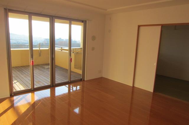 Living. Open-air living room balcony flat floor that leads from the living room, In the space of 26.6 quires you open the window