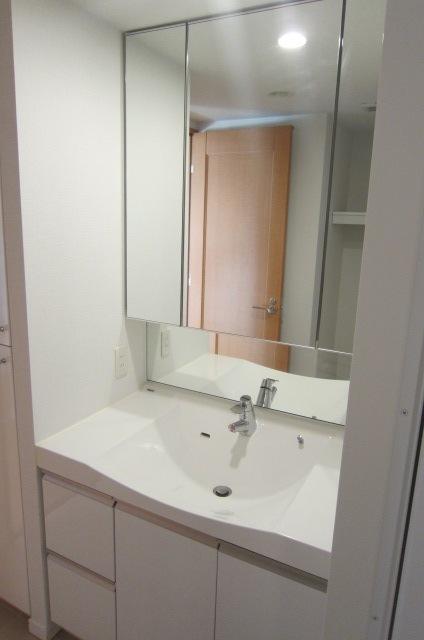 Wash basin, toilet. Three-sided mirror vanity