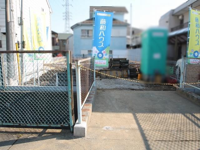 Local photos, including front road. Hino Manganji 2-chome, local appearance 2013 / 12 / 6 shooting
