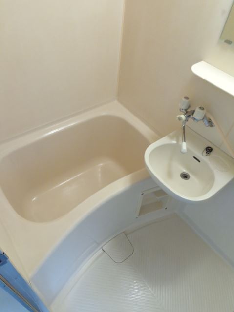 Bath.  ☆ shower ・ Wash ・ It is a convenient bathroom with a mirror ☆ 