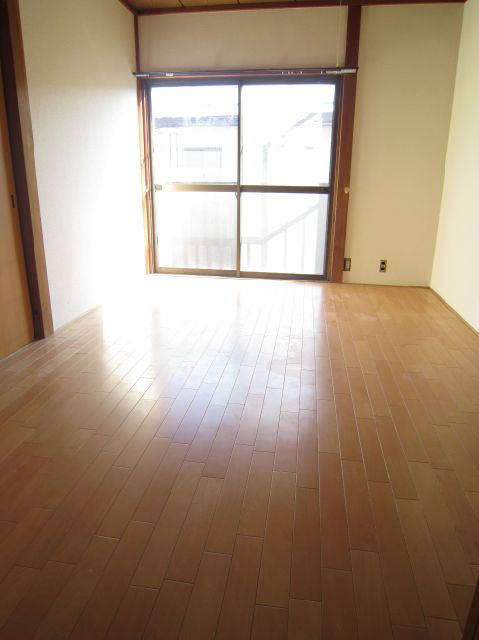 Living and room. South-facing Western-style is lighting ・ Excellent cozy space ventilation