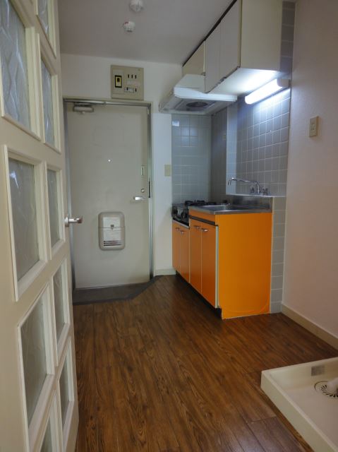 Kitchen.  ☆ Size is also relatively clear of a kitchen ☆ 