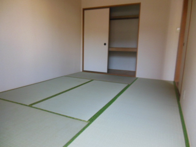 Other room space. There is also a Japanese-style room