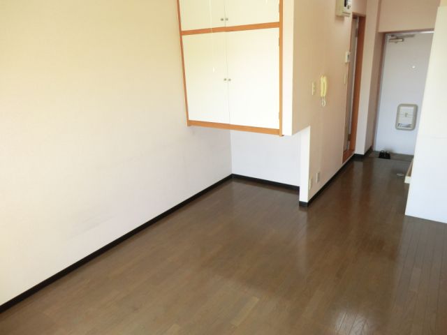 Living and room. Is a south-facing room ☆ 