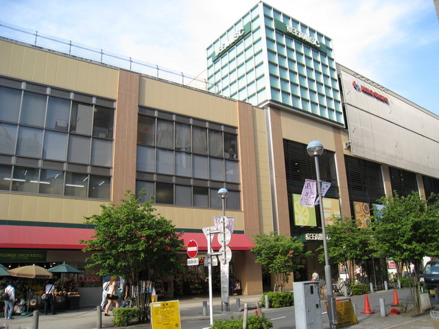 Shopping centre. Keiosutoa until the (shopping center) 532m