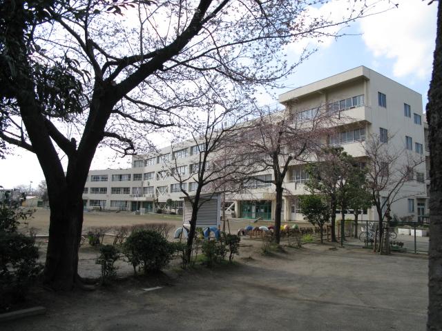 Primary school. 642m to Hino City Hirayama Elementary School