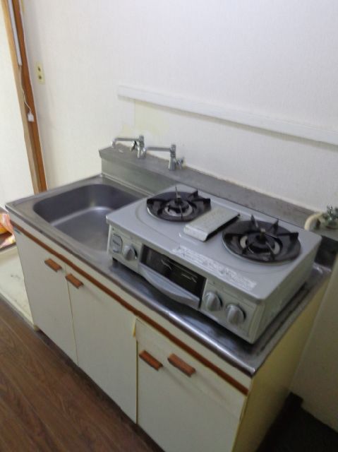 Kitchen. Gas stove is a remaining feature ☆ 