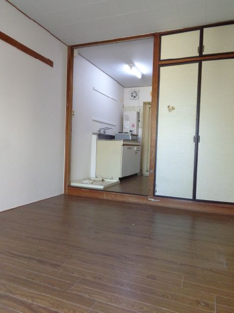 Living and room. It is the flooring of the room ☆ 