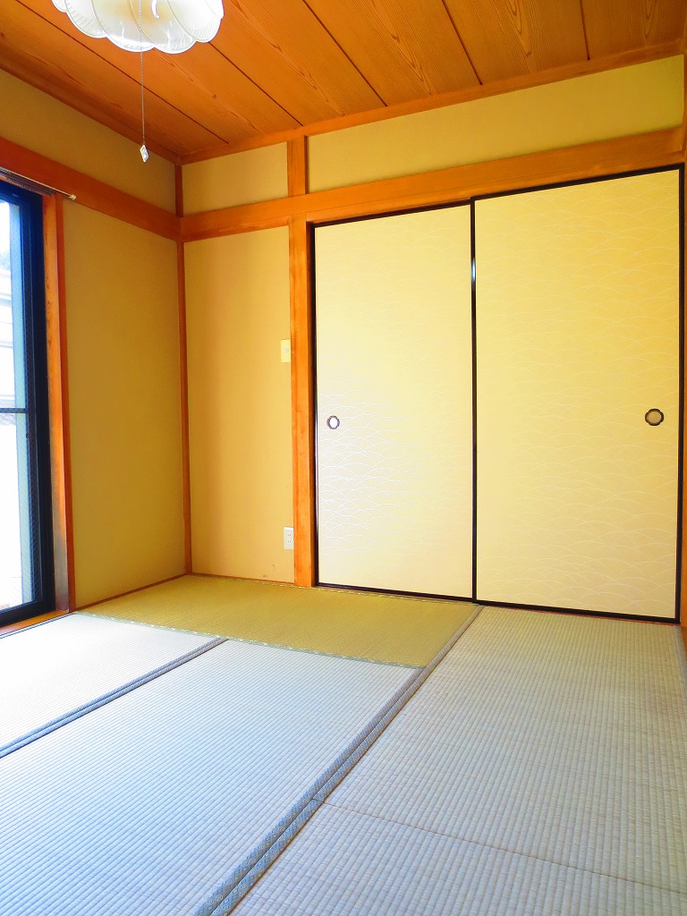 Living and room. It is between the tatami of calm