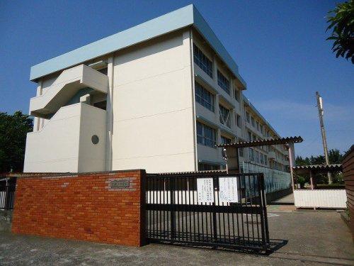 Junior high school. 1092m to Hino Municipal Osakaue junior high school