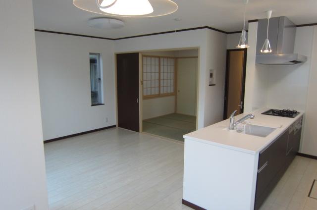 Living. A Building In the space are more feeling of freedom and open a Japanese-style room that is continuous with the living