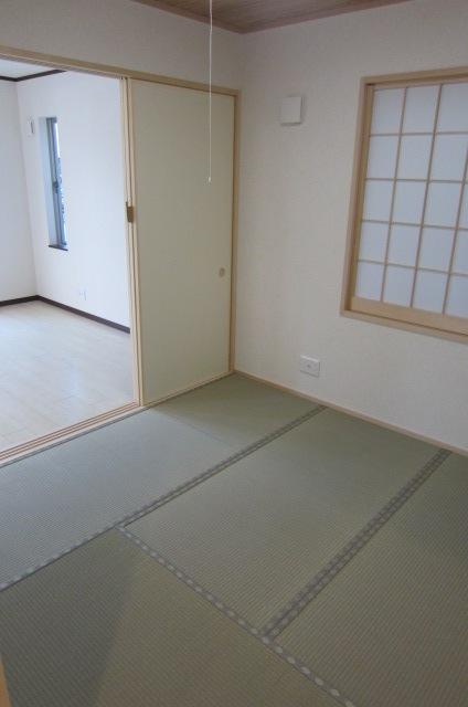 Non-living room. A Building Japanese-style room, which is continuous with living