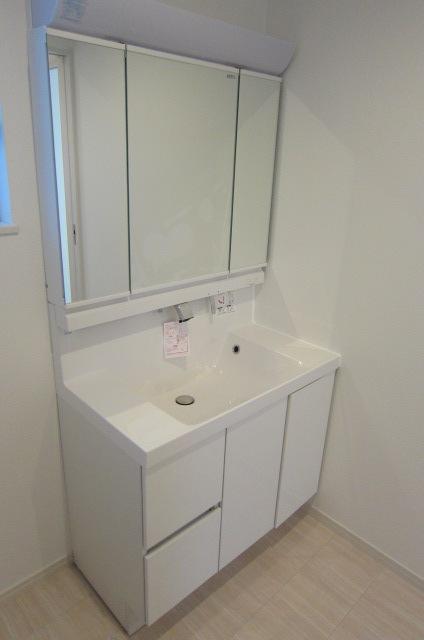 Wash basin, toilet. B Building Shampoo three-sided mirror vanity with dresser