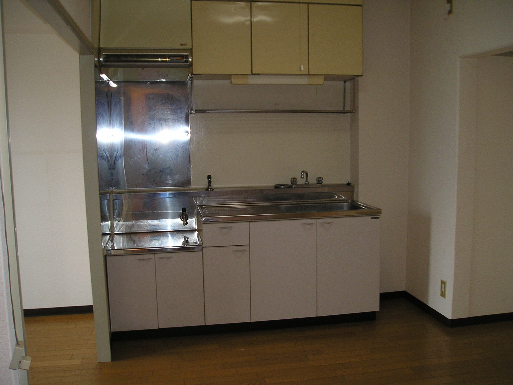 Kitchen. Two-burner gas stove installation Allowed.