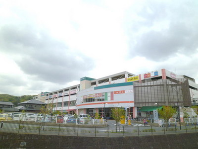 Supermarket. Daiso to (super) 656m