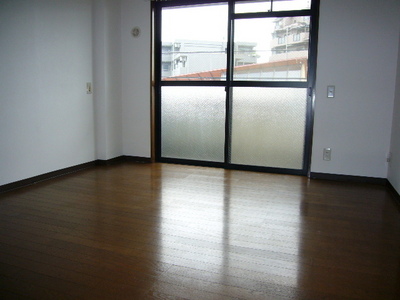Living and room. A sunny, Bright rooms! In front Fuchu Road