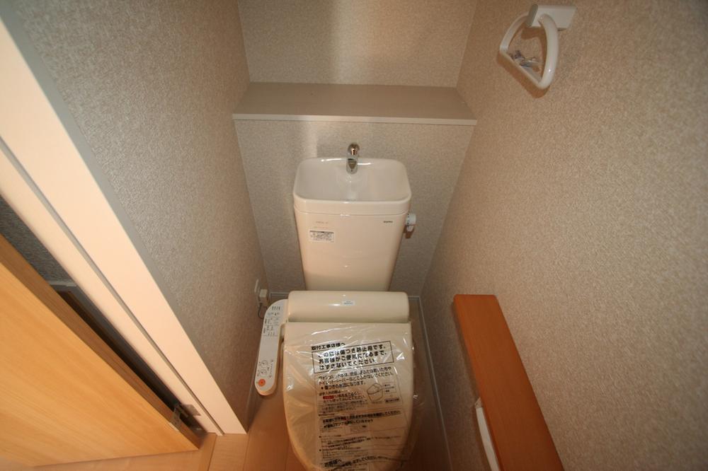 Toilet.  Indoor (12 May 2013) Shooting
