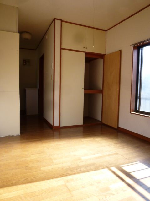 Living and room. Sunny! !